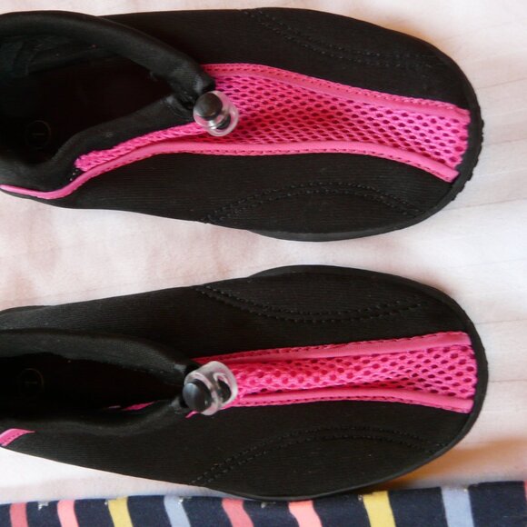 Gap Kids Size 4 stretch pants/ Water Shoes size 1 - Picture 2 of 7